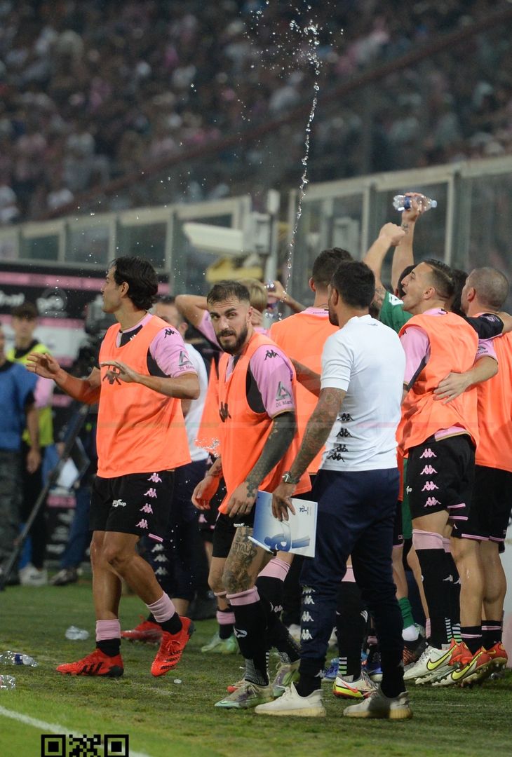 FOTO Palermo in Serie B, i festeggiamenti dei rosanero al Renzo Barbera (Gallery) - immagine 11