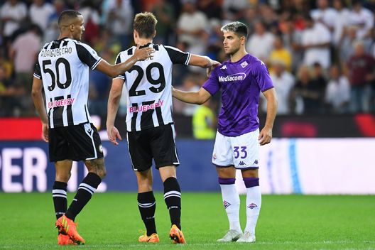 UDINE, ITALY - AUGUST 31: Jaka Bijol of Udinese Calcio interacts with Riccardo Sottil of ACF Fiorentina after the final whistle of the Serie A match between Udinese Calcio and ACF Fiorentina at Dacia Arena on August 31, 2022 in Udine, Italy. (Photo by Alessandro Sabattini/Getty Images) Marino (Udinese): “Le big non sono in forma. Con noi Fiorentina in difficoltà”- immagine 2