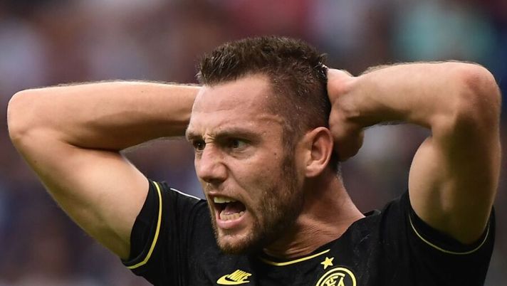 Inter Milan's Dutch defender Stefan de Vrij reacts during the UEFA Champions League Group F football match Inter Milan vs Slavia Prague on September 17, 2019 at the San Siro stadium in Milan. (Photo by Marco Bertorello / AFP) (Photo credit should read MARCO BERTORELLO/AFP/Getty Images) Inter, de Vrij nelle prossime ore ad Appiano Gentile: la prima diagnosi sull’infortunio - immagine 1