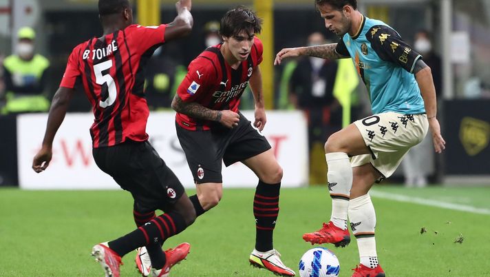 MILAN, ITALY - SEPTEMBER 22: Mattia Aramu (R) of Venezia FC competes for the ball with Brahim Diaz (C) and Fode’ Ballo-Toure’ (L) of AC Milan during the Serie A match between AC Milan and Venezia FC at Stadio Giuseppe Meazza on September 22, 2021 in Milan, Italy. (Photo by Marco Luzzani/Getty Images) Venezia-Milan, ecco i duelli più interessanti della partita / Serie A News - immagine 1