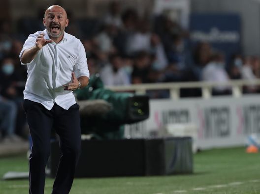 BERGAMO, ITALY - SEPTEMBER 11: ACF Fiorentina coach Vincenzo Italiano issues instructions to his players during the Serie A match between Atalanta BC and ACF Fiorentina at Gewiss Stadium on September 11, 2021 in Bergamo, Italy. (Photo by Emilio Andreoli/Getty Images) BERGAMO, ITALY - SEPTEMBER 11: ACF Fiorentina coach Vincenzo Italiano issues instructions to his players during the Serie A match between Atalanta BC and ACF Fiorentina at Gewiss Stadium on September 11, 2021 in Bergamo, Italy. (Photo by Emilio Andreoli/Getty Images)