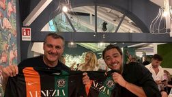 Ex Inter, Vieri e Recoba ricevono la nuova maglia del Venezia: “Occasione da non perdere”