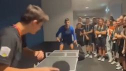 Djokovic gioca a ping pong con raccattapalle e… perde (VIDEO)
