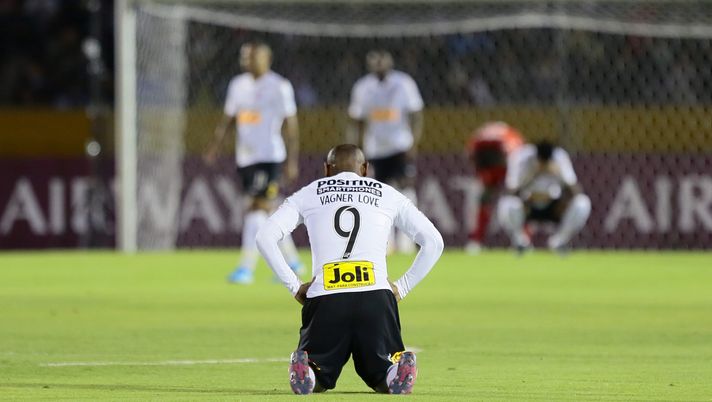 QUITO, ECUADOR - SEPTEMBER 25: Vagner Love of Corinthians looks dejected after failing to qualify in the second leg semifinal match between Independiente del Valle and Corinthians at Estadio OlÌmpico Atahualpa on September 25, 2019 in Quito, Ecuador. (Photo by Franklin Jacome/Getty Images) Non gli resta che il derby di Calcutta: Vagner Love all’East Bengal, fanalino di coda in India - immagine 1