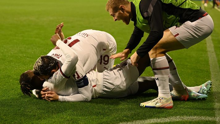 ZAGREB, CROATIA - OCTOBER 25: Rafael Leao of AC Milan celebrates with team-mates after scoring the second goal during the UEFA Champions League group E match between Dinamo Zagreb and AC Milan at Stadion Maksimir on October 25, 2022 in Zagreb, Croatia. (Photo by Claudio Villa/AC Milan via Getty Images) VIDEO| Dinamo Zagabria-Milan: Leao segna e festeggia con i propri tifosi - immagine 1