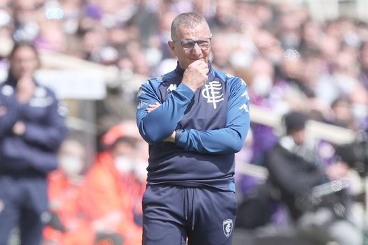 FLORENCE, ITALY - APRIL 03: Aurelio Andreazzoli manager of Empoli FC looks on during the Serie A match between ACF Fiorentina and Empoli FC at Stadio Artemio Franchi on April 3, 2022 in Florence, Italy. (Photo by Gabriele Maltinti/Getty Images) FLORENCE, ITALY - APRIL 03: Aurelio Andreazzoli manager of Empoli FC looks on during the Serie A match between ACF Fiorentina and Empoli FC at Stadio Artemio Franchi on April 3, 2022 in Florence, Italy. (Photo by Gabriele Maltinti/Getty Images)