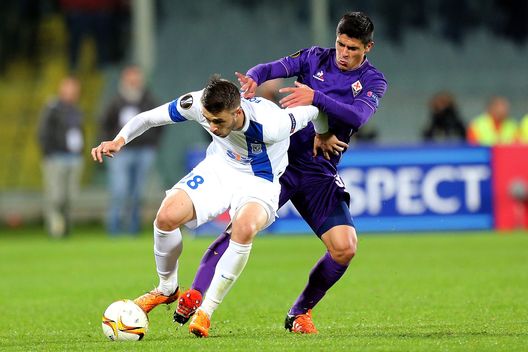 FLORENCE, ITALY - OCTOBER 22: Facundo Roncaglia of ACF Fiorentina in action against Dariusz Formella of KKS Lech Poznan during the UEFA Europa League group I match between ACF Fiorentina and KKS Lech Poznan on October 22, 2015 in Florence, Italy. (Photo by Gabriele Maltinti/Getty Images) A quei tempi segnarono Ilicic e Rossi: oggi attenzione agli “Italiani”- immagine 2