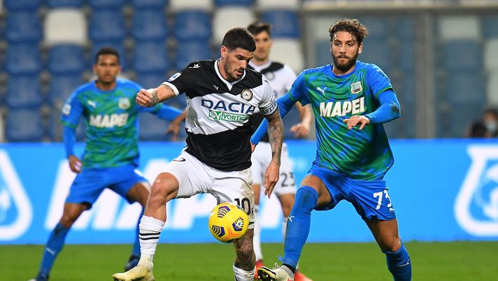 REGGIO NELL'EMILIA, ITALY - NOVEMBER 06: Rodrigo de Paul of Udinese Calcio competes for the ball with Manuel Locatelli of US Sassuolo during the Serie A match between US Sassuolo and Udinese Calcio at Mapei Stadium - Città del Tricolore on November 06, 2020 in Reggio nell'Emilia, Italy. (Photo by Alessandro Sabattini/Getty Images) REGGIO NELL'EMILIA, ITALY - NOVEMBER 06: Rodrigo de Paul of Udinese Calcio competes for the ball with Manuel Locatelli of US Sassuolo during the Serie A match between US Sassuolo and Udinese Calcio at Mapei Stadium - Città del Tricolore on November 06, 2020 in Reggio nell'Emilia, Italy. (Photo by Alessandro Sabattini/Getty Images)