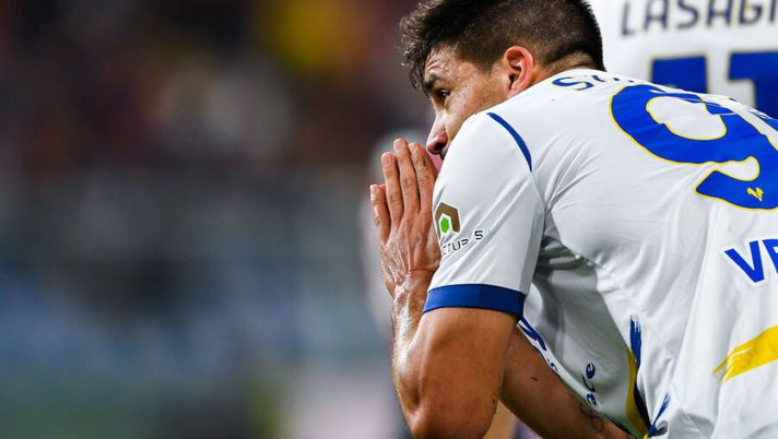 GENOA, ITALY - SEPTEMBER 25: Giovanni Simeone of Hellas Verona apologizes with fans of Genoa after scoring a goal during the Serie A match between Genoa CFC and Hellas Verona FC at Stadio Luigi Ferraris on September 25, 2021 in Genoa, Italy. (Photo by Getty Images) Verona, lo strano caso di Simeone: rigorista a sorpresa, ma sbaglia “due volte” - immagine 1