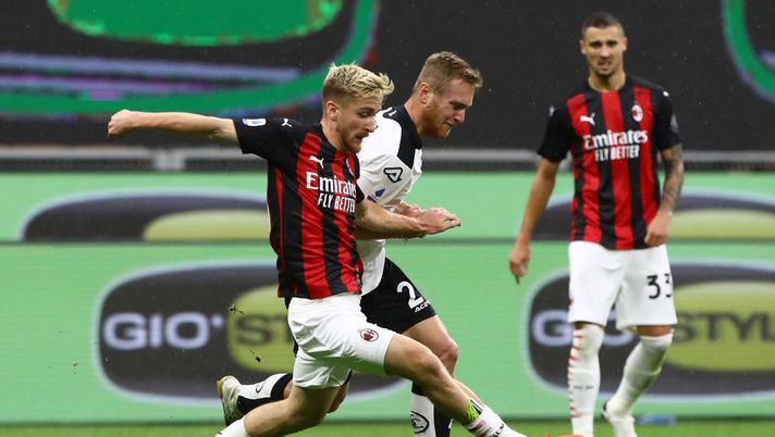MILAN, ITALY - OCTOBER 04: Alexis Saelemaekers of AC Milan competes for the ball with Tommaso Pobega of Spezia Calcio during the Serie A match between AC Milan and Spezia Calcio at Stadio Giuseppe Meazza on October 4, 2020 in Milan, Italy. (Photo by Marco Luzzani/Getty Images) MILAN, ITALY - OCTOBER 04: Alexis Saelemaekers of AC Milan competes for the ball with Tommaso Pobega of Spezia Calcio during the Serie A match between AC Milan and Spezia Calcio at Stadio Giuseppe Meazza on October 4, 2020 in Milan, Italy. (Photo by Marco Luzzani/Getty Images)
