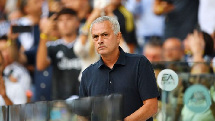 TURIN, ITALY - AUGUST 27: Jose Mourinho, Head Coach of AS Roma looks on prior to the Serie A match between Juventus and AS Roma at Allianz Stadium on August 27, 2022 in Turin, Italy. (Photo by Valerio Pennicino/Getty Images) Mourinho: “Mi vergognavo del 1’ tempo! Abraham orribile, quando torna Zaniolo e su Belotti…” - immagine 1