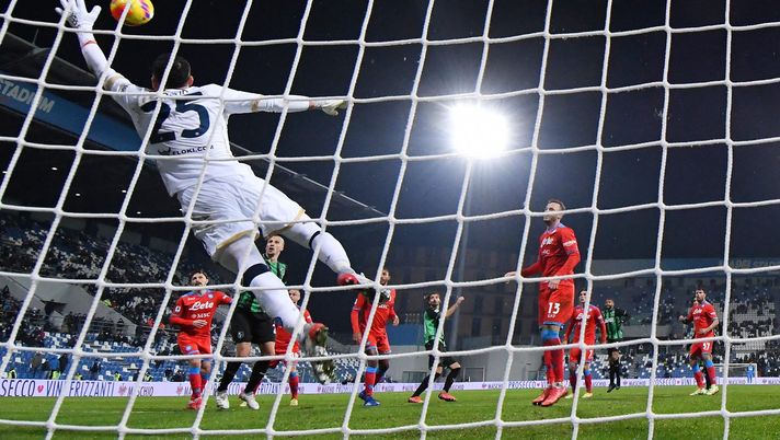 REGGIO NELL'EMILIA, ITALY - DECEMBER 01: Gian Marco Ferrari of U.S. Sassuolo Calcio scores their side's second goal past David Ospina of SSC Napoli during the Serie A match between US Sassuolo v SSC Napoli at Mapei Stadium - Citta' del Tricolore on December 01, 2021 in Reggio nell'Emilia, Italy. (Photo by Alessandro Sabattini/Getty Images) REGGIO NELL'EMILIA, ITALY - DECEMBER 01: Gian Marco Ferrari of U.S. Sassuolo Calcio scores their side's second goal past David Ospina of SSC Napoli during the Serie A match between US Sassuolo v SSC Napoli at Mapei Stadium - Citta' del Tricolore on December 01, 2021 in Reggio nell'Emilia, Italy. (Photo by Alessandro Sabattini/Getty Images)