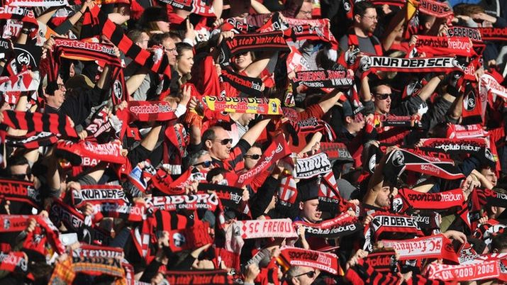 Gli ultras del Friburgo allo stadio Gli ultras del Friburgo allo stadio