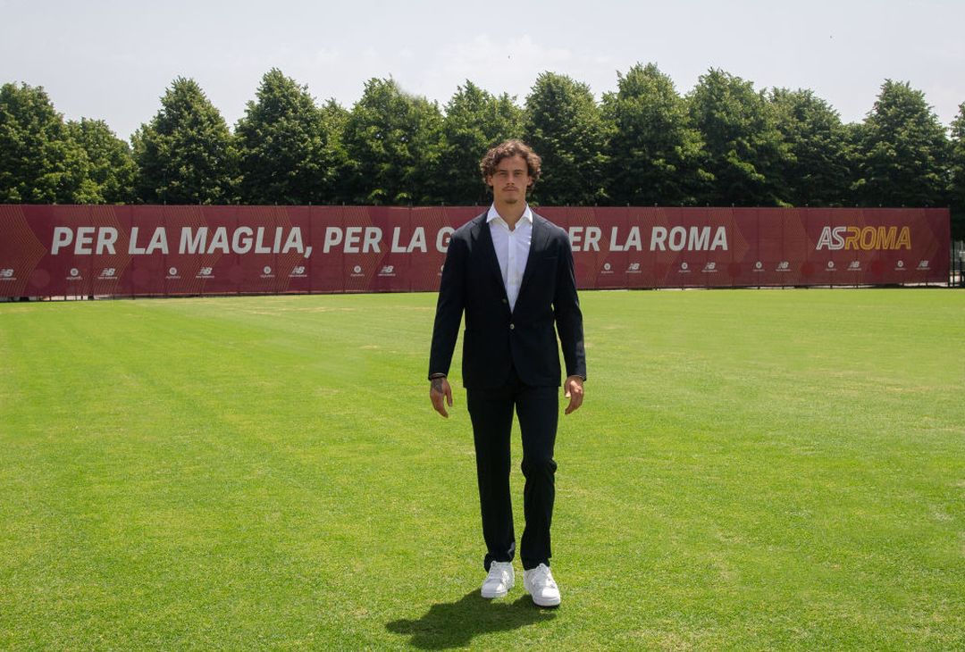 Ecco Svilar: gli scatti tra arrivo, firma e nuova maglia a Trigoria – FOTO GALLERY - immagine 3
