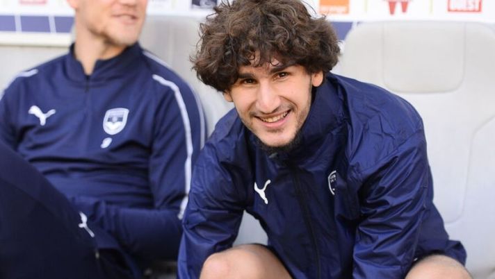 Bordeaux's French midfielder Yacine Adli reacts as he sits on the bench of substitutes prior to the French L1 football match between Bordeaux (FCGB) and Toulouse (TFC) at the Matmut Atlantique stadium in Bordeaux, southwestern France, on February 17, 2019. (Photo by NICOLAS TUCAT / AFP) (Photo credit should read NICOLAS TUCAT/AFP via Getty Images) Gazzetta pazza di Adli: “Sarà più di un jolly. Qualità, nel vivo e primo gol” - immagine 1