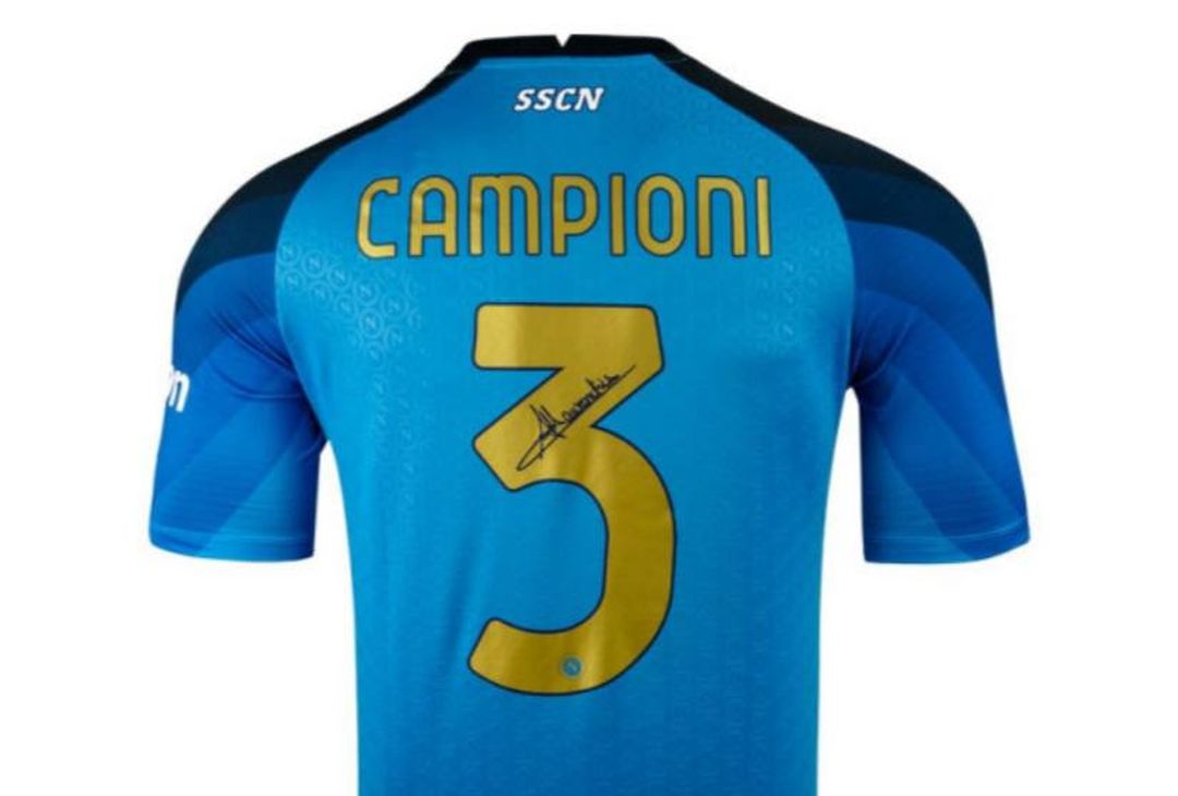 Il Napoli presenta la nuova maglia celebrativa per lo scudetto!