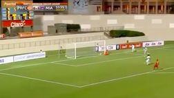 VIDEO / Che infortunio! L’attaccante dribbla il portiere e segna, il difensore… si stampa sul palo!