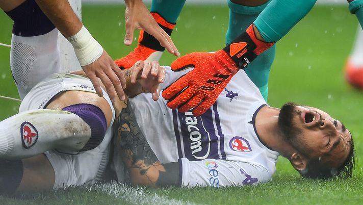 GENOA, ITALY - SEPTEMBER 18: Gaetano Castrovilli of Fiorentina lies on the pitch after suffering an injury during the Serie A match between Genoa CFC and AFC Fiorentina at Stadio Luigi Ferraris on September 18, 2021 in Genoa, Italy. (Photo by Getty Images) 