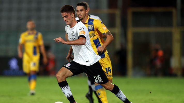 LA SPEZIA, ITALY - AUGUST 20: Giulio Maggiore of ASCSpezia in action during the Serie B Playoff Final second leg match between Spezia Calcio and Frosinone Calcioon August 20, 2020 in La Spezia, Italy. (Photo by Gabriele Maltinti/Getty Images for Lega Serie B) LA SPEZIA, ITALY - AUGUST 20: Giulio Maggiore of ASCSpezia in action during the Serie B Playoff Final second leg match between Spezia Calcio and Frosinone Calcioon August 20, 2020 in La Spezia, Italy. (Photo by Gabriele Maltinti/Getty Images for Lega Serie B)