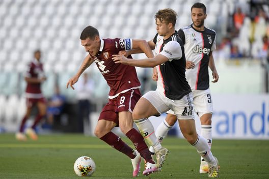 TURIN, ITALY - JULY 04: Matthijs de Ligt of Juventus is challenged by Andrea Belotti of Torino FC during the Serie A match between Juventus and Torino FC at Allianz Stadium on July 04, 2020 in Turin, Italy. (Photo by Filippo Alfero - Juventus FC/Juventus FC via Getty Images) TURIN, ITALY - JULY 04: Matthijs de Ligt of Juventus is challenged by Andrea Belotti of Torino FC during the Serie A match between Juventus and Torino FC at Allianz Stadium on July 04, 2020 in Turin, Italy. (Photo by Filippo Alfero - Juventus FC/Juventus FC via Getty Images)