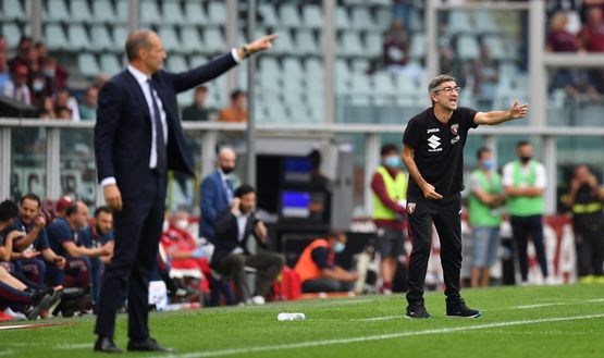 TURIN, ITALY - OCTOBER 02: Ivan Juric, Head Coach of Torino gives instructions during the Serie A match between Torino FC v Juventus at Stadio Olimpico di Torino on October 02, 2021 in Turin, Italy. (Photo by Valerio Pennicino/Getty Images)