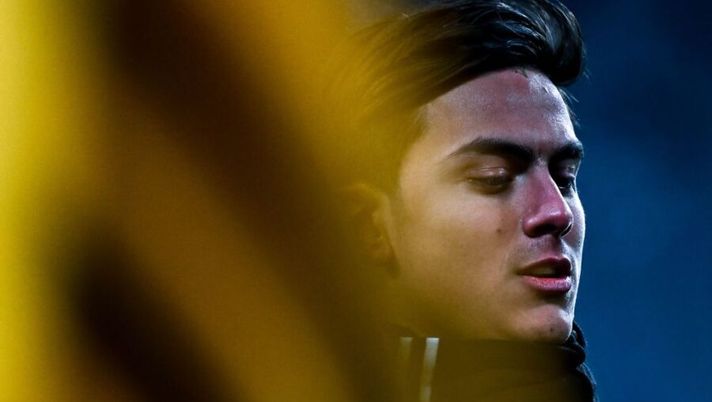 Juventus' Argentine forward Paulo Dybala warms up prior to the Italian Serie A football match Juventus vs Sassuolo on January 10, 2021 at the Juventus stadium in Turin. (Photo by Marco BERTORELLO / AFP) (Photo by MARCO BERTORELLO/AFP via Getty Images) Gazzetta: “Giallo Dybala, ecco le date del possibile rientro in campo di Paulo: al derby…” - immagine 1