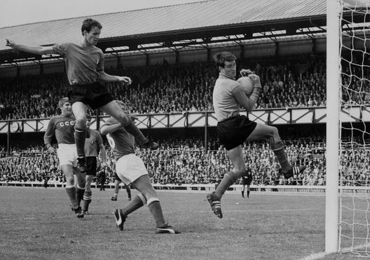 Enrico Albertosi in azione durante la Coppa del Mondo del 1966 Enrico Albertosi in azione durante la Coppa del Mondo del 1966