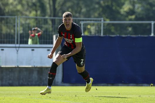 Andrei Coubis (difensore AC Milan Primavera) esulta per il suo gol in Salisburgo-Milan 1-1 (Youth League 2022-2023) | AC Milan News (Getty Images) Andrei Coubis AC Milan Primavera Salisburgo-Milan 1-1 Youth League 2022-2023
