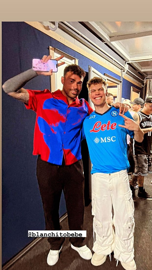 FOTO Petagna regala la maglietta del Napoli alla superstar Blanco- immagine 2