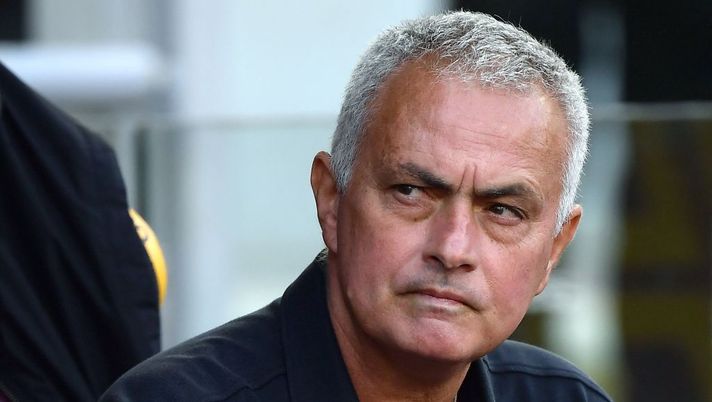 AS Roma's Portuguese coach Jose Mourinho looks on ahead of the Italian Serie A football match between AS Roma and Cremonese at the Olympic Stadium in Rome on August 22, 2022. (Photo by Filippo MONTEFORTE / AFP) (Photo by FILIPPO MONTEFORTE/AFP via Getty Images) Sky: “Mourinho non torna subito a Roma, summit con la Federcalcio portoghese: lo scenario” - immagine 1