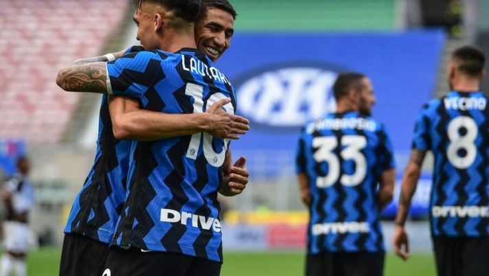 Inter Milan's Argentine forward Lautaro Martinez (Front) celebrates with Inter Milan's Moroccan defender Achraf Hakimi after scoring a penalty during the Italian Serie A football match Inter Milan vs Udinese on May 23, 2021 at the San Siro stadium in Milan. (Photo by Miguel MEDINA / AFP) (Photo by MIGUEL MEDINA/AFP via Getty Images) Inzaghi: “Sapevo del sacrificio di Hakimi. Altri big via? Cosa mi ha detto la società” - immagine 1