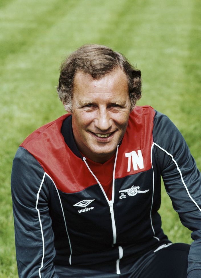LONDON, ENGLAND - JULY 01: Arsenal manager Terry Neill pictured at Highbury in July, 1983 in London, United Kingdom. (Photo by Murrell/Allsport/Getty Images/Hulton Archive) Arsenal e Irlanda del Nord in lutto: “the legend” Terry Neill è morto - immagine 1