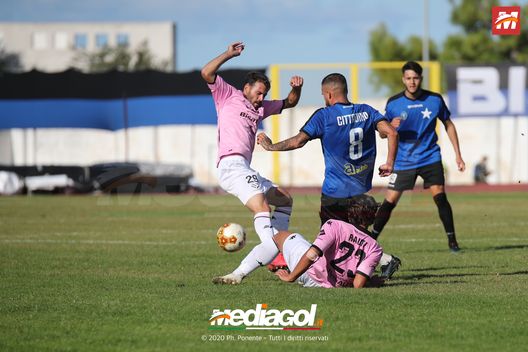 Nicola Rauti (Palermo FC) scivolata su Andrea Cittadino (AS Bisceglie) Nicola Rauti (Palermo FC) scivolata su Andrea Cittadino (AS Bisceglie)