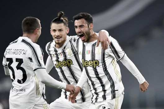 I giocatori della Juventus esultano per il gol di Frabotta contro la SPAL I giocatori della Juventus esultano per il gol di Frabotta contro la SPAL