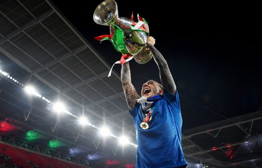 Federico Bernardeschi con la Coppa di Euro 2020 Federico Bernardeschi con la Coppa di Euro 2020