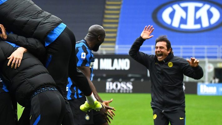MILAN, ITALY - APRIL 11:  Matteo Darmian of FC Internazionale celebrates with team-mates and head coach Antonio Conte after scoring the opening goal during the Serie A match between FC Internazionale  and Cagliari Calcio at Stadio Giuseppe Meazza on April 11, 2021 in Milan, Italy. Sporting stadiums around Italy remain under strict restrictions due to the Coronavirus Pandemic as Government social distancing laws prohibit fans inside venues resulting in games being played behind closed doors. (Photo by Claudio Villa - Inter/Inter via Getty Images) 