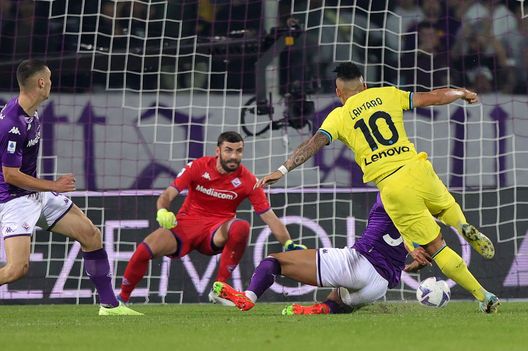 FLORENCE, ITALY - OCTOBER 22: Lautaro Javier Martínez of FC Internazionale scores a goal during the Serie A match between ACF Fiorentina and FC Internazionale at Stadio Artemio Franchi on October 22, 2022 in Florence, Italy. (Photo by Gabriele Maltinti/Getty Images) Lautaro: “Oggi grande gara. Ho parlato con Nico, spero non sia nulla di grave”- immagine 2