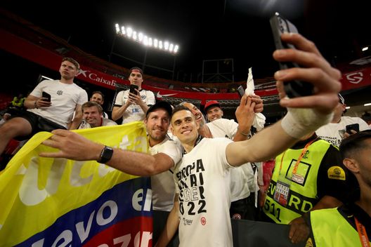 (Photo by Alex Grimm/Getty Images) Hanno vinto loro, quelli dell’Eintracht: quelli di Pezzey, Holzenbein, Pfaff e Jay Jay Okocha- immagine 2