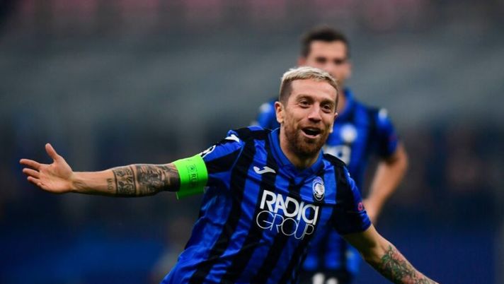 Atalanta's Argentinian forward Papu Gomez celebrates after scoring his team's second goal during the UEFA Champions League Group C football match Atalanta Bergamo vs Dinamo Zagreb on November 26, 2019 at the San Siro stadium in Milan. (Photo by MIGUEL MEDINA / AFP) (Photo by MIGUEL MEDINA/AFP via Getty Images) NEWS – Gomez c’è! Correa, Perotti, Ramirez, Jankto, Koulibaly e Chiesa…- immagine 1