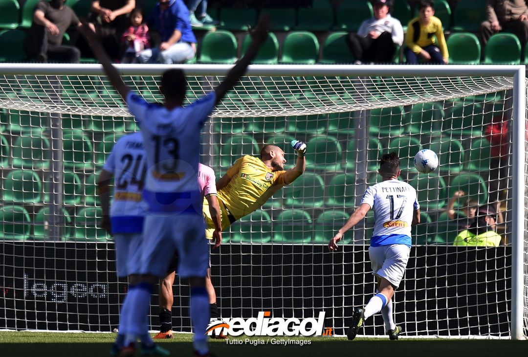  PALERMO, ITALY - APRIL 07:  Luca Valzania of Pescara (out of frame) scores the equalizing goal during the serie A match between US Citta di Palermo and Pescara Calcio at Stadio Renzo Barbera on April 7, 2018 in Palermo, Italy.  (Photo by Tullio M. Puglia/Getty Images) 