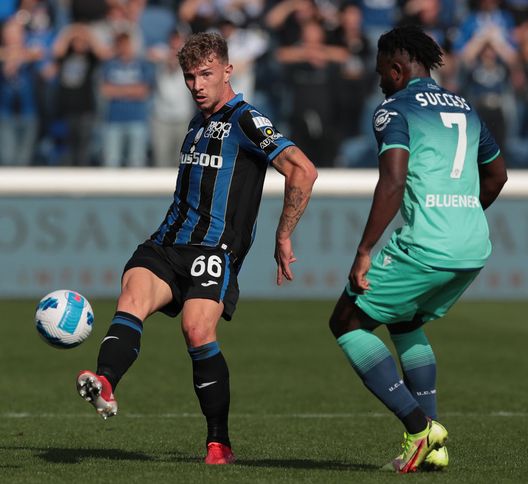 BERGAMO, ITALY - OCTOBER 24: Matteo Lovato of Atalanta BC is challenged by Isaac Success of Udinese Calcio during the Serie A match between Atalanta BC and Udinese Calcio at Gewiss Stadium on October 24, 2021 in Bergamo, Italy. (Photo by Emilio Andreoli/Getty Images) Atalanta, Lovato è schietto: “Spiace dirlo, ma l’abbiamo persa noi. Adesso guardiamo avanti” - immagine 1