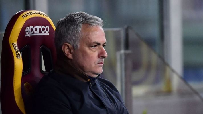 Roma's Portuguese head coach Jose Mourinho looks on prior to the Italian Serie A football match between AS Roma and Cagliari on January 16, 2022 at the Olympic stadium in Rome. (Photo by Filippo MONTEFORTE / AFP) (Photo by FILIPPO MONTEFORTE/AFP via Getty Images) Mourinho: “Bene Mkhitaryan, magari a Veretout non piaceva star fuori. Oliveira non è Pjanic” - immagine 1
