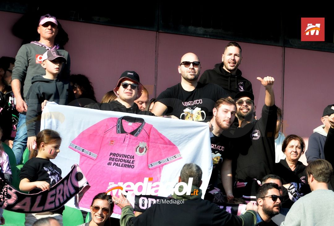 FOTOTIFO Palermo-Como 3-0, gli scatti ai tifosi al “Renzo Barbera” (GALLERY) - immagine 149