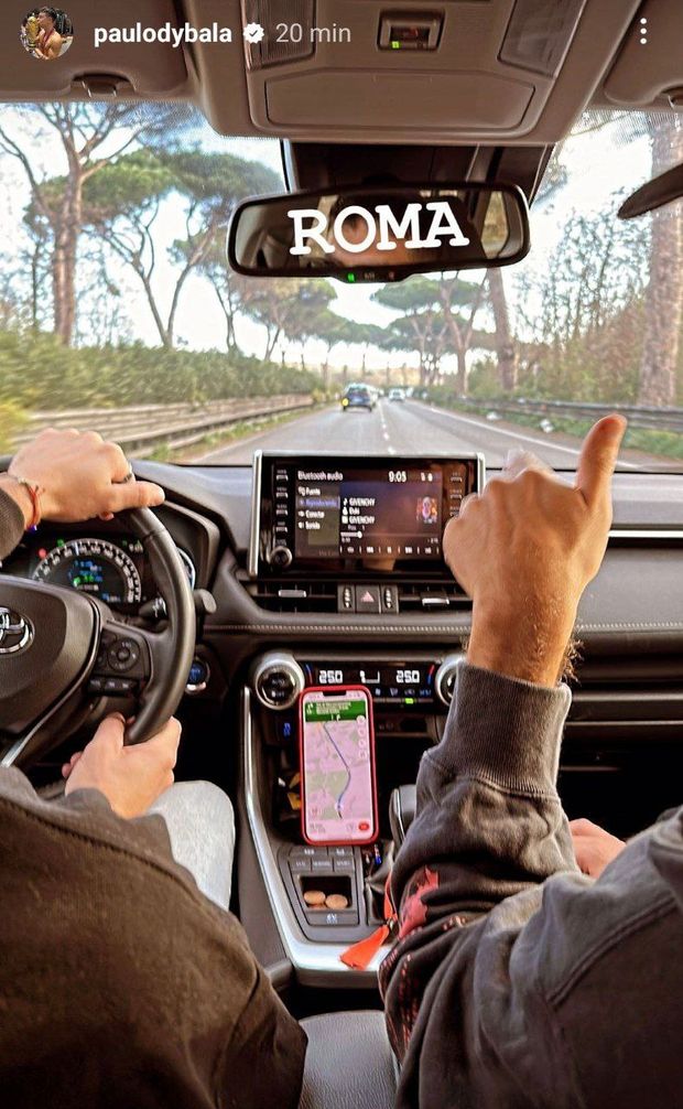 Roma, Dybala è tornato: selfie e autografi con i tifosi a Fiumicino – VIDEO- immagine 2