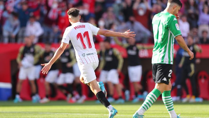 SEVILLE, SPAIN - FEBRUARY 27: Munir El Haddadi of Sevilla FC celebrates after scoring their team's second goal during the LaLiga Santander match between Sevilla FC and Real Betis at Estadio Ramon Sanchez Pizjuan on February 27, 2022 in Seville, Spain. (Photo by Fran Santiago/Getty Images) MERCATO SIVIGLIA