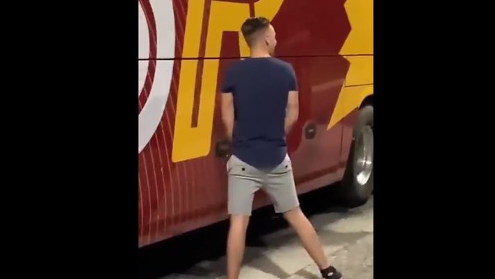 Screenshot Tirana, i tifosi del Feyenoord sfregiano il pullman della Roma – VIDEO - immagine 1