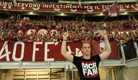 TURIN, ITALY - MAY 28: Goalkeeper of FC Torino Joe Hart celebrates under FC Turin's fans at the end of last Serie A match between FC Torino and US Sassuolo at Stadio Olimpico di Torino on May 28, 2017 in Turin, Italy. (Photo by Pier Marco Tacca/Getty Images) TURIN, ITALY - MAY 28: Goalkeeper of FC Torino Joe Hart celebrates under FC Turin's fans at the end of last Serie A match between FC Torino and US Sassuolo at Stadio Olimpico di Torino on May 28, 2017 in Turin, Italy. (Photo by Pier Marco Tacca/Getty Images)