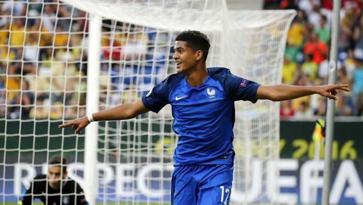 SINSHEIM, GERMANY - JULY 24: Ludovic Blas of France celebrates after scoring his team's second goal during the UEFA Under19 European Championship Final match between U19 France and U19 Italy at Wirsol Rhein-Neckar-Arena on July 24, 2016 in Sinsheim, Germany. (Photo by Ronald Wittek/Bongarts/Getty Images) Calciomercato Roma, piace Blas del Nantes. Il trequartista nel mirino del Milan - immagine 1