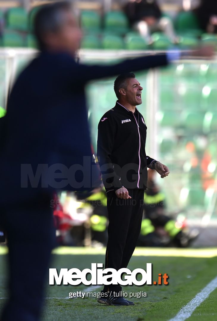  PALERMO, ITALY - APRIL 30:  Head coach Diego Bortoluzzi of Palermo issues instructions during the Serie A match between US Citta di Palermo and ACF Fiorentina at Stadio Renzo Barbera on April 30, 2017 in Palermo, Italy.  (Photo by Tullio M. Puglia/Getty Images) 