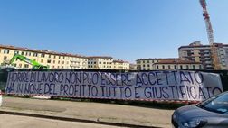 FOTO – Lo striscione della Fiesole davanti al cantiere di Via Mariti